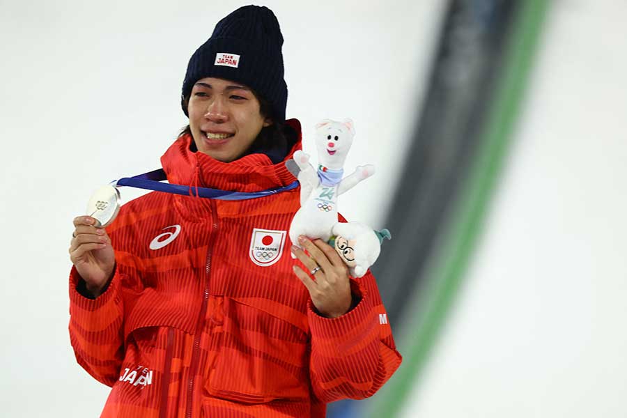 ラージヒルで銀メダル獲得も、目を真っ赤にした二階堂蓮【写真:ロイター】