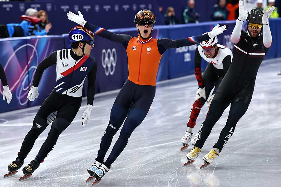 ショートトラック男子1500メートルを制したオランダのファントバウト（中央）【写真：ロイター】