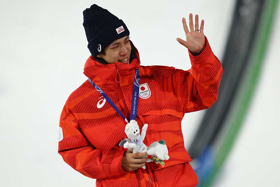 ラージヒルで銀メダル獲得も、目を真っ赤にした二階堂蓮【写真:ロイター】