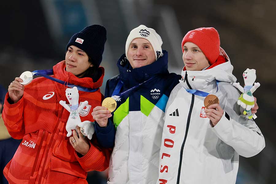 ラージヒルで銀メダルを獲得した二階堂蓮（左）【写真：ロイター】