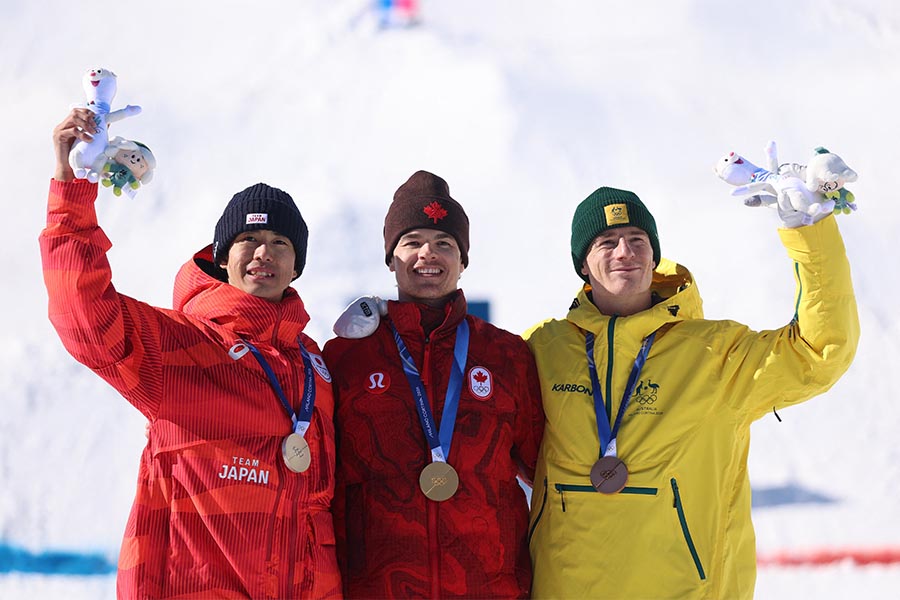 フリースタイルスキー男子デュアルモーグルでメダルを獲得した左から堀島行真、キングズベリー、マット・グレアム【写真：ロイター】