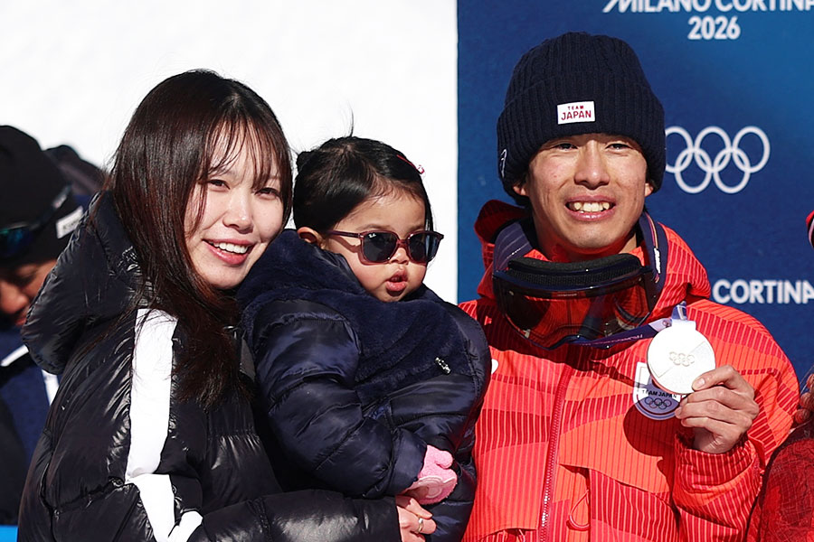 フリースタイルスキー男子デュアルモーグルに出場した堀島行真（右）【写真：ロイター】