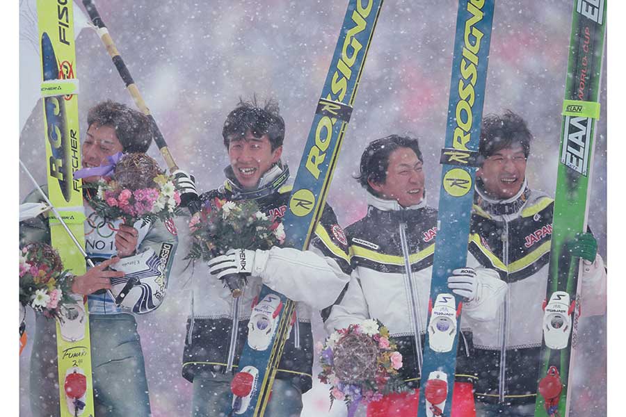 長野五輪ジャンプ団体、降雪で視界もさえぎられる中で金メダルを獲得した日本代表【写真：アフロスポーツ】