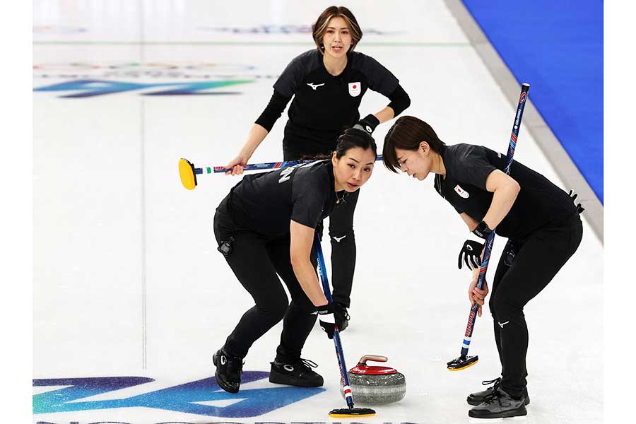韓国と対戦したカーリング日本代表【写真：ロイター】