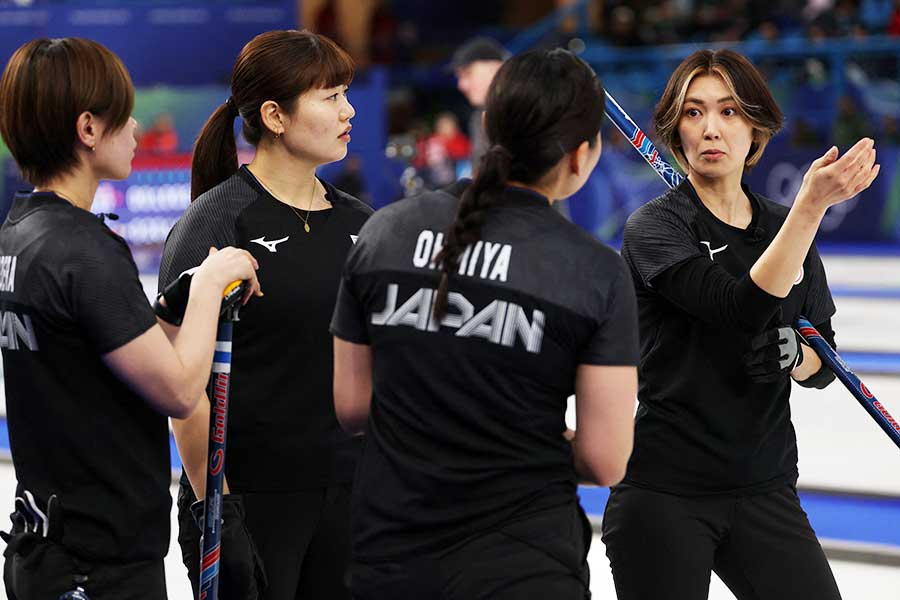 韓国と対戦したカーリング日本代表【写真：ロイター】