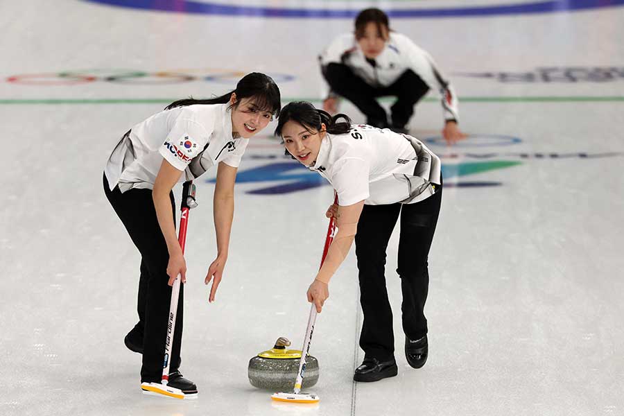 日本戦でプレーする韓国代表【写真：ロイター】