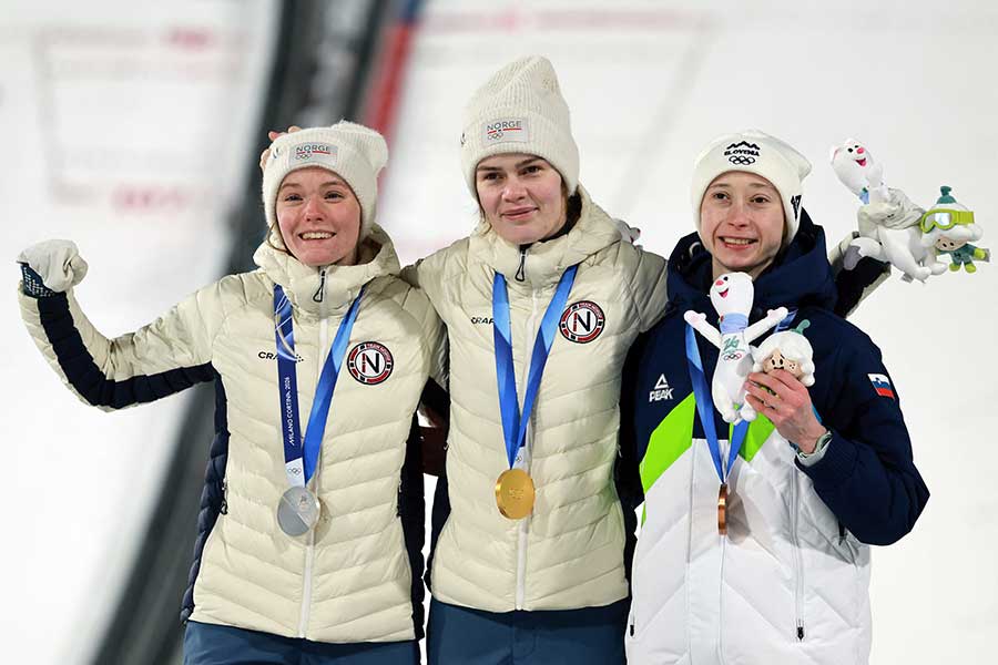 女子ラージヒルで銀メダルのクバンダル、金メダルのストロム、銅メダルのプレブツ（左から）【写真：ロイター】