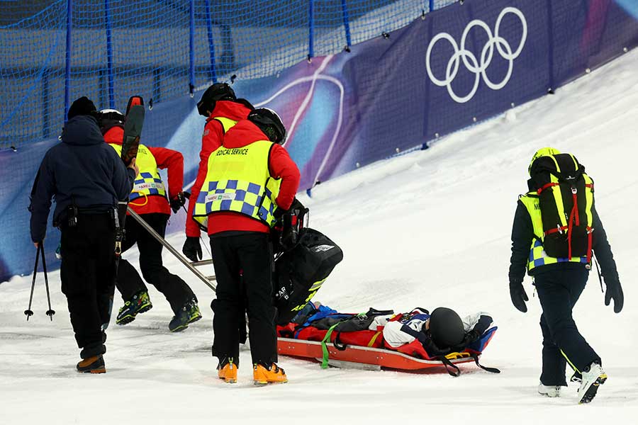 フリースタイルスキー男子ビッグエア予選、着地に失敗し担架で運ばれるフィンランドのエリアス・ラユネン【写真：ロイター】