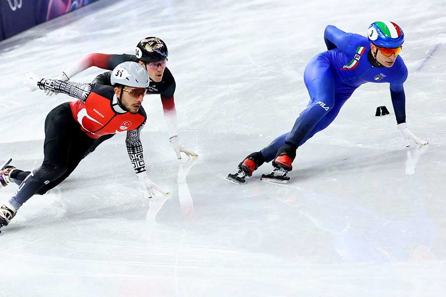 ショートトラック男子500メートルに出場したイタリアのピエトロ・シゲル（右）【写真：ロイター】