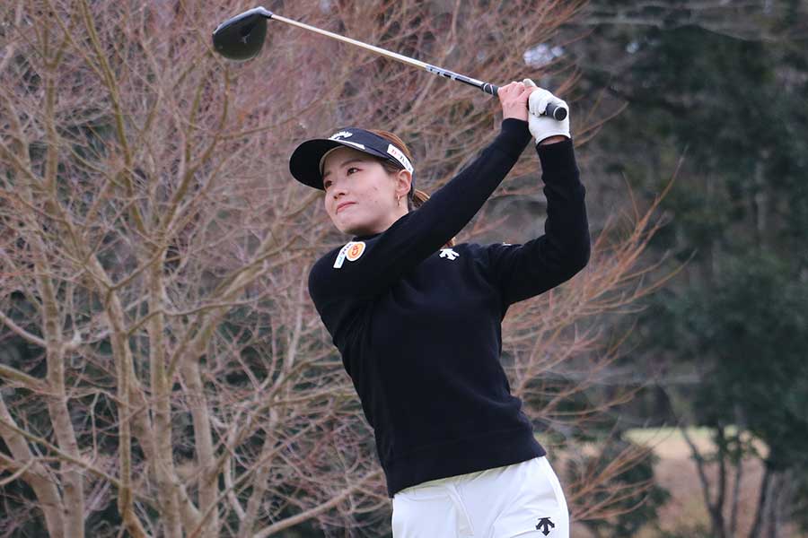 ドライバーショットを放ち、打球を目で追う青木香奈子【写真：柳田通斉】