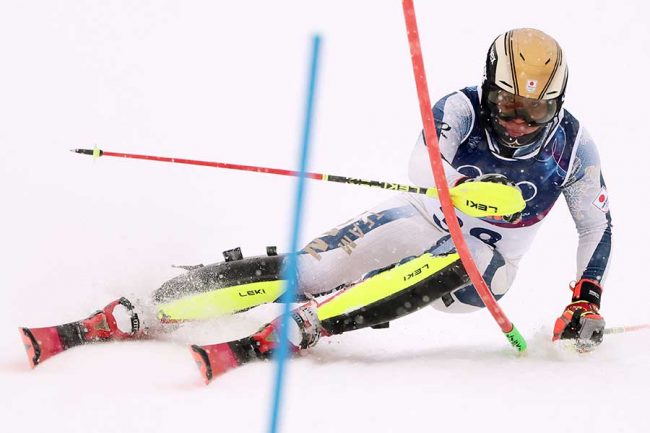 無茶苦茶だろこれ」50/96が途中棄権…五輪の超難コースに騒然 吹雪の
