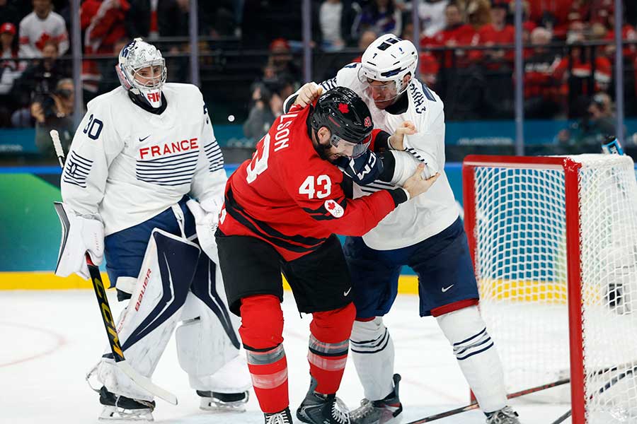 アイスホッケー男子1次リーグで掴み合いの乱闘騒ぎが勃発【写真：ロイター】