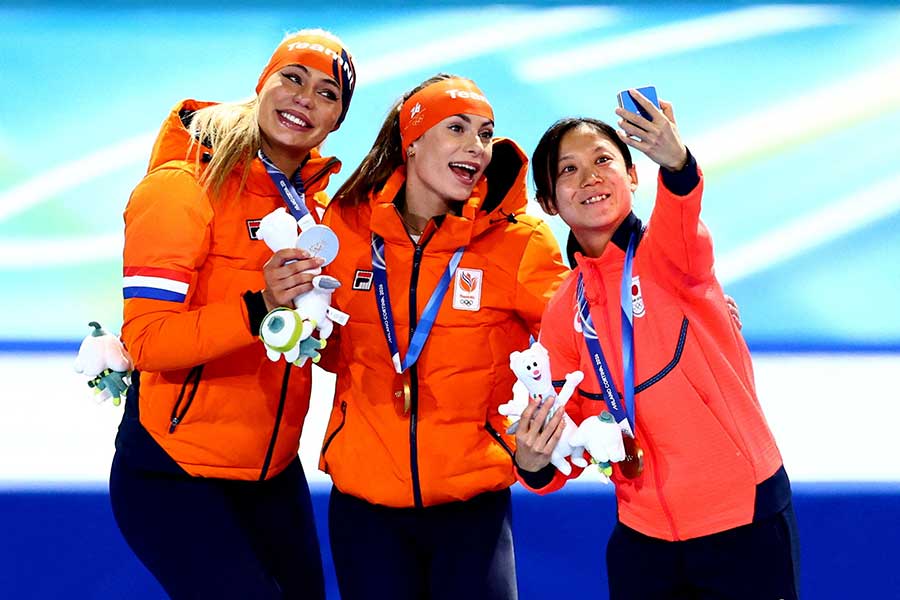 銅メダルを獲得した高木美帆（右）【写真：ロイター】