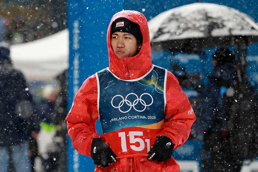 ジャンプ男子スーパー団体、雪が強くなり呆然とする二階堂蓮【写真:ロイター】