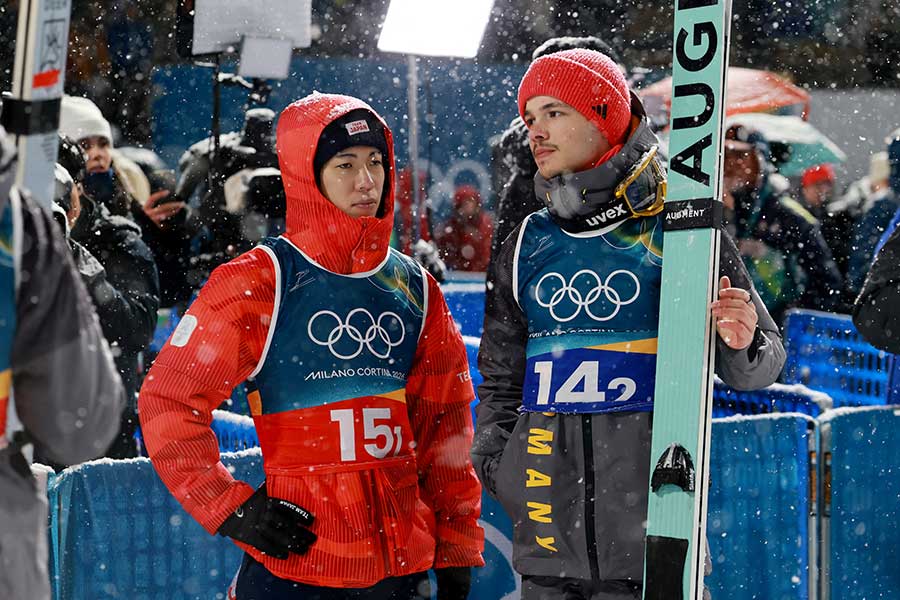 3本目のジャンプを終えて雪の中、待機する二階堂蓮【写真：ロイター】