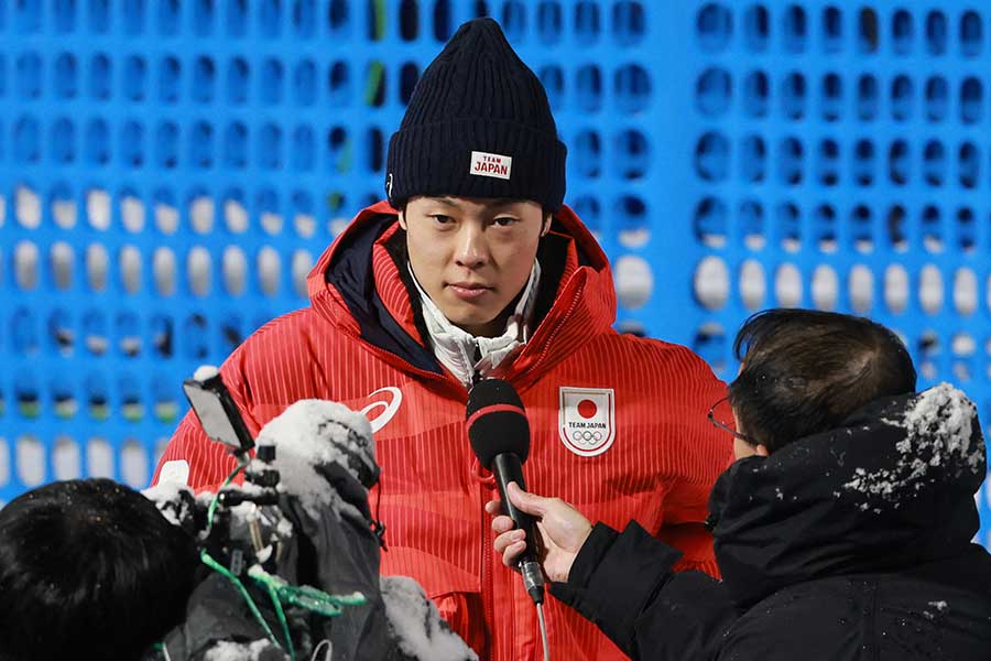 ジャンプ男子スーパー団体、競技打ち切り後のインタビューに応じる小林陵侑【写真：ロイター】