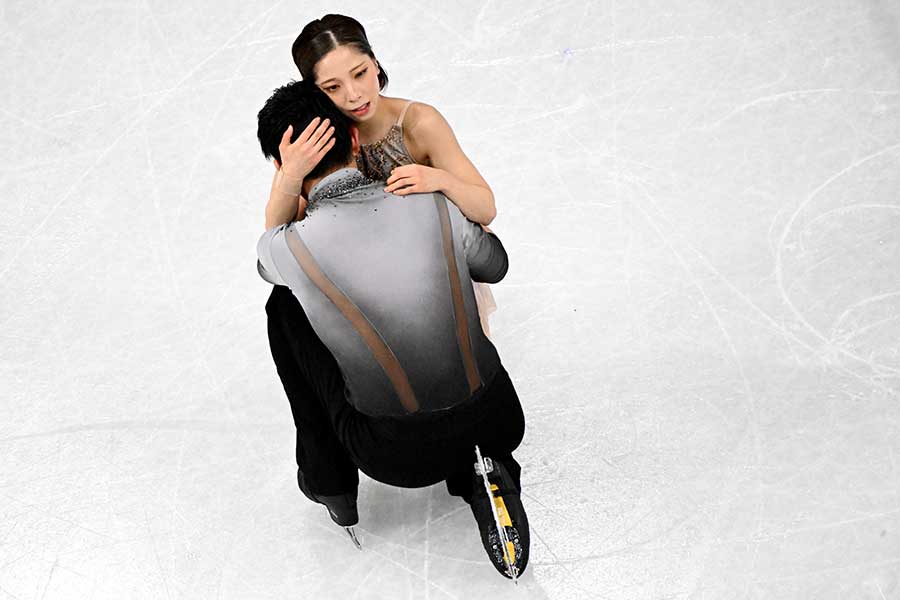 金メダルを獲得した三浦璃来、木原龍一組【写真：ロイター】