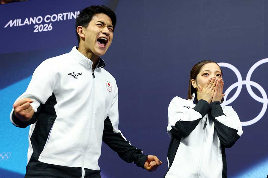 フリーの結果を聞き喜ぶ三浦璃来・木原龍一組【写真：ロイター】