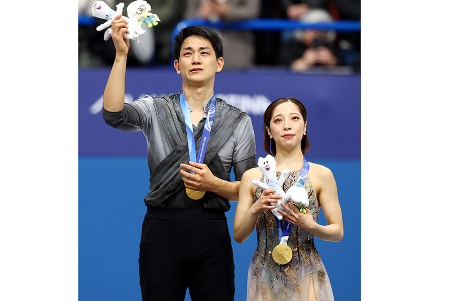 金メダルを獲得した三浦璃来（右）、木原龍一組【写真：ロイター】