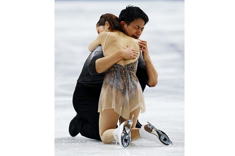 金メダルを獲得した三浦璃来、木原龍一組【写真：ロイター】
