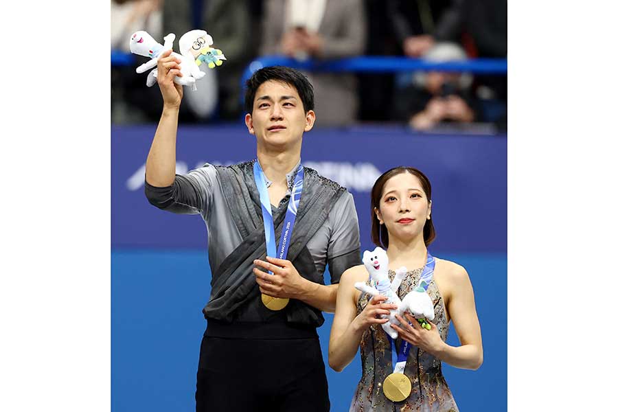 フィギュアスケートのペアで金メダルを獲得した三浦璃来、木原龍一組【写真：ロイター】