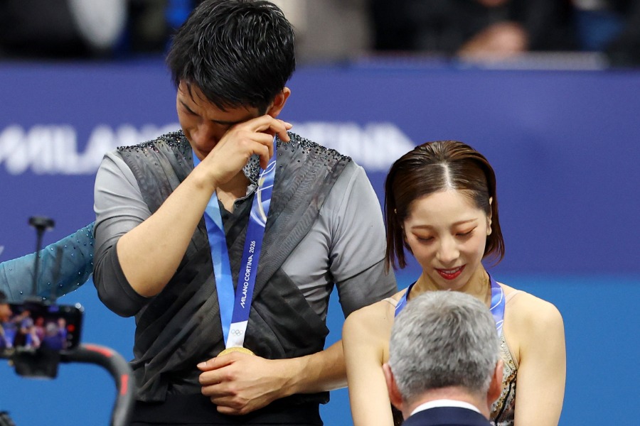 金メダルを獲得した三浦璃来（右）、木原龍一組【写真：ロイター】