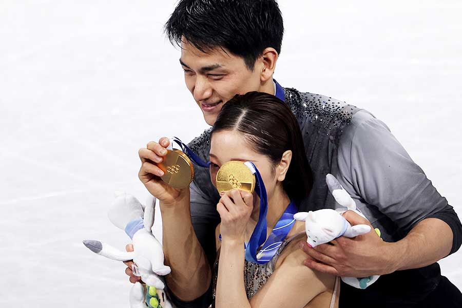 ペアで金メダルを獲得した三浦璃来・木原龍一組【写真：ロイター】
