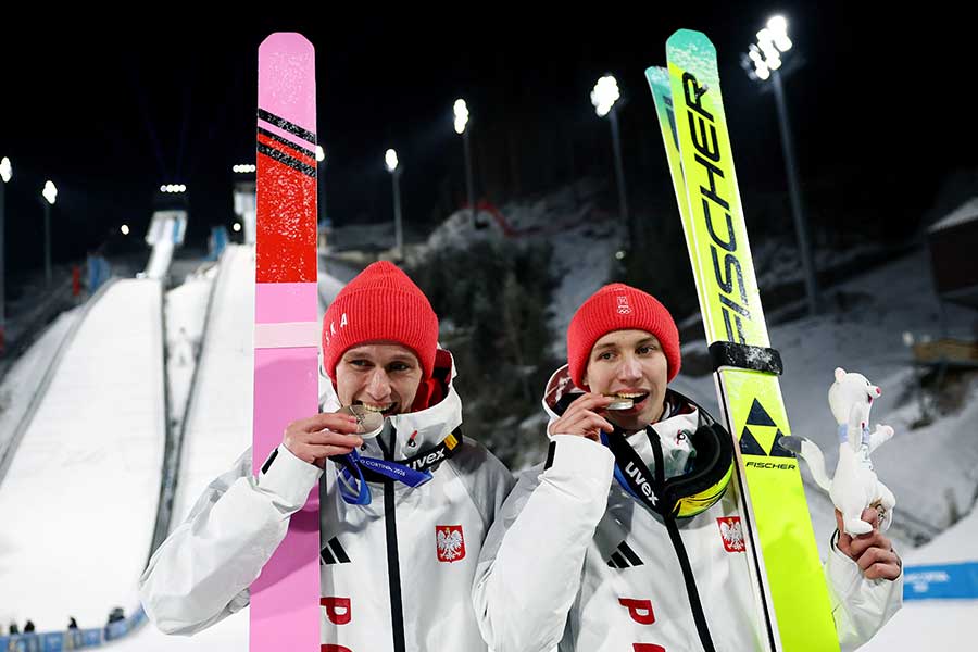 ノルディックスキー・ジャンプ男子スーパー団体で銅メダルを獲得したポーランド【写真：ロイター】