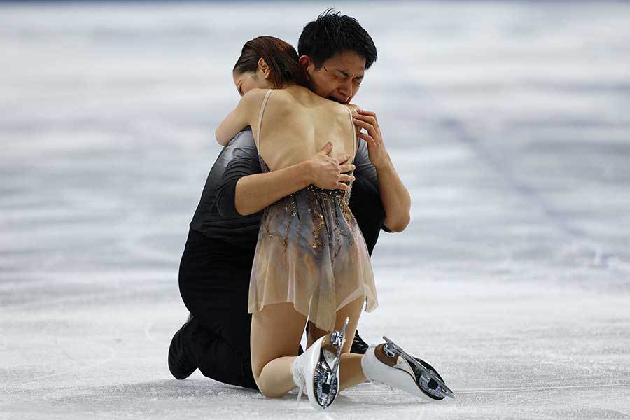 フリーの演技を終えて抱き合う三浦璃来・木原龍一組【写真：ロイター】