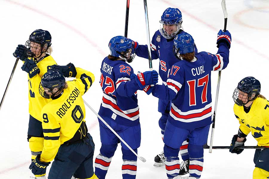 アイスホッケー女子準決勝を戦った米国とスウェーデン【写真：ロイター】