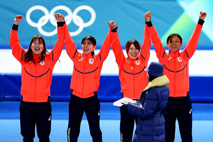 女子団体パシュートで銅メダルを獲得した日本代表【写真：ロイター】