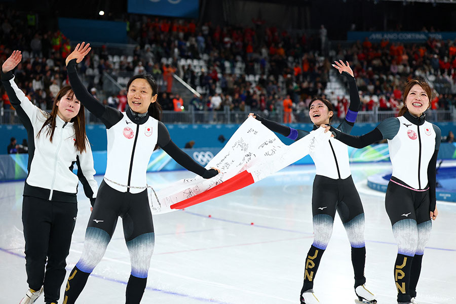 スピードスケート女子団体パシュートで銅メダルを獲得した日本代表【写真：ロイター】
