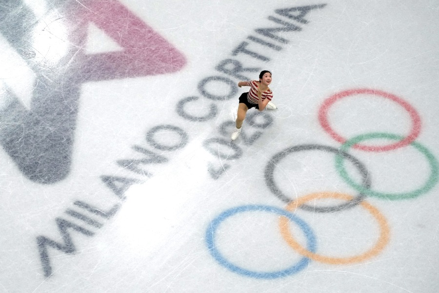 ショートプログラムで首位になった17歳の中井亜美【写真：ロイター】