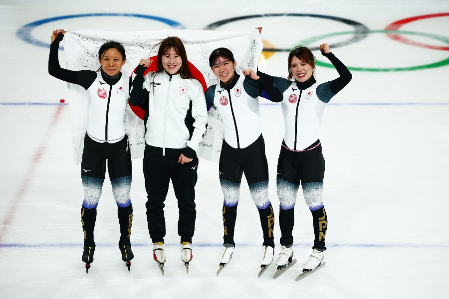 銅メダルを獲得した女子団体パシュート日本代表【写真：ロイター】