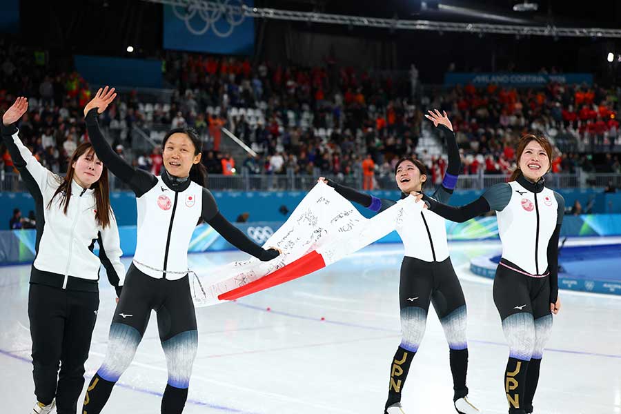 銅メダルを獲得した女子団体パシュート日本代表【写真：ロイター】