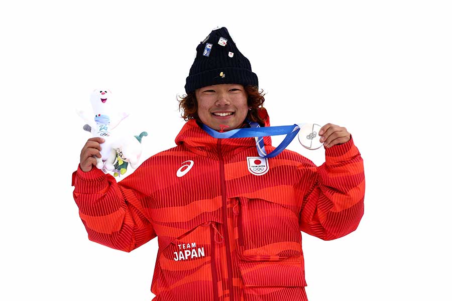 スノーボード男子スロープスタイルで銀メダルを獲得した長谷川帝勝【写真：ロイター】