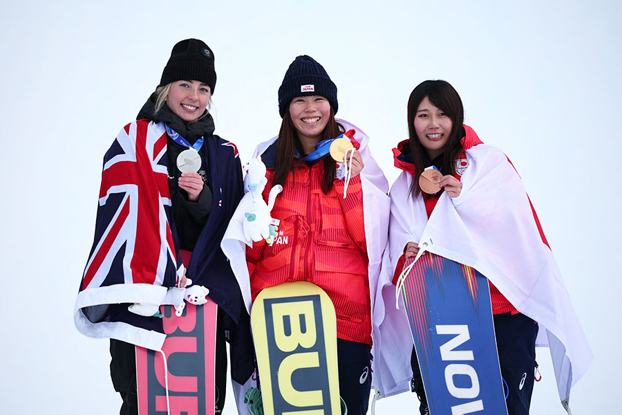 スノーボード女子スロープスタイルで銀メダルのゾイ・サドフスキシノット、金メダルの深田茉莉、銅メダルの村瀬心椛(左から)【写真:ロイター】