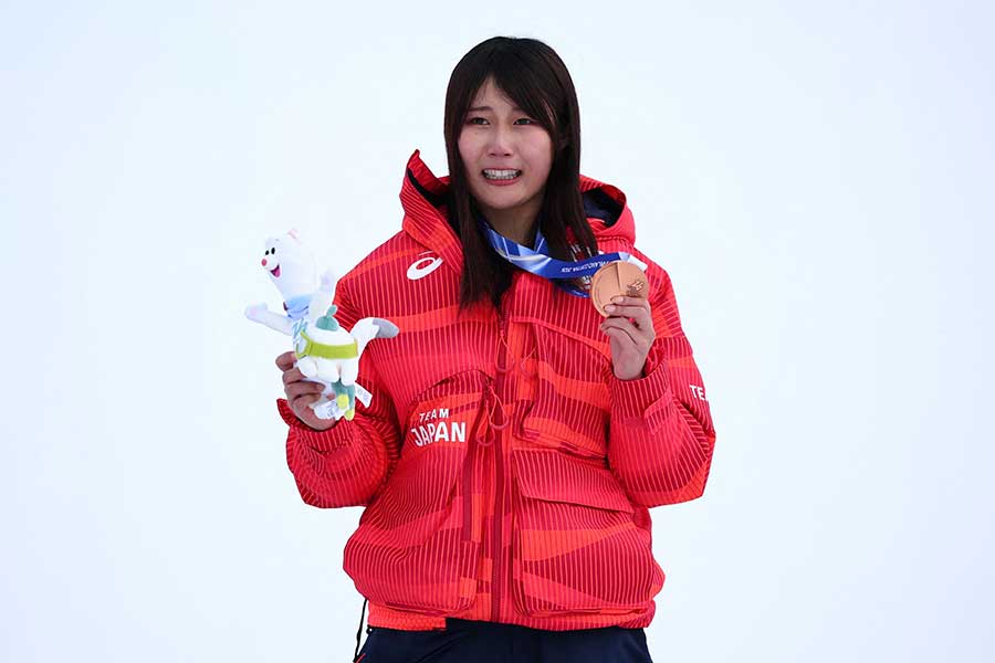スノーボード女子スロープスタイルで銅メダルを獲得した村瀬心椛【写真：ロイター】