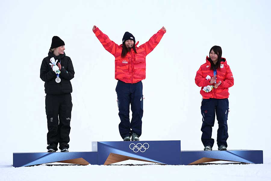 表彰台に上がった深田茉莉(中央)と村瀬心椛(右)【写真:ロイター】