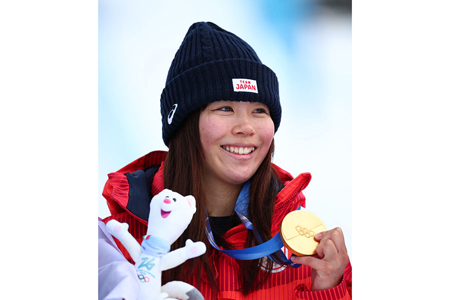 ミラノ・コルティナ五輪スノーボード・スロープスタイルで金メダルを獲得した深田茉莉【写真：ロイター】