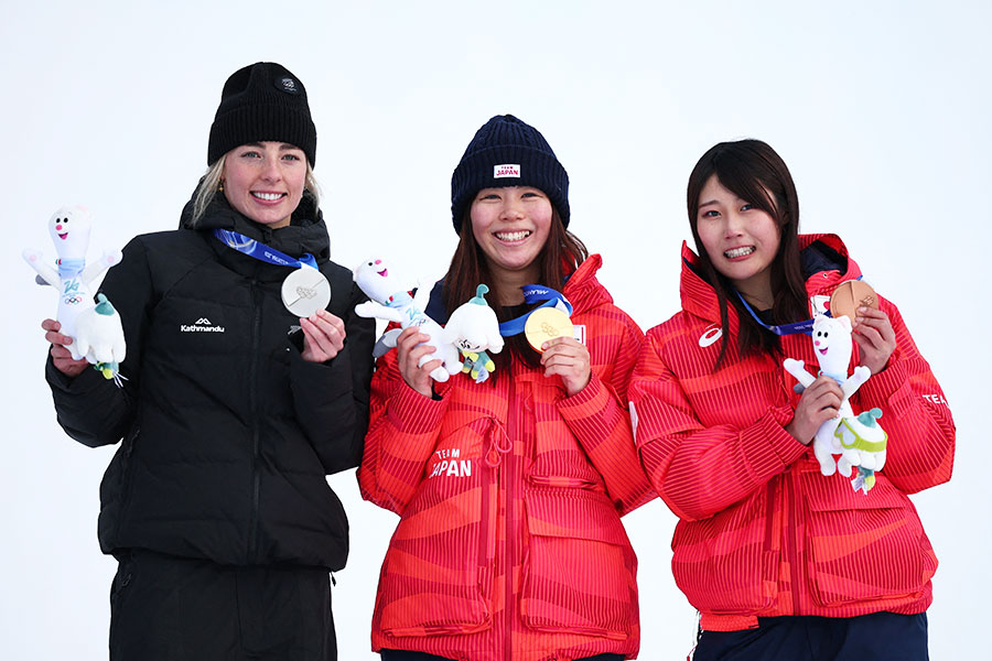 女子スロープスタイルで表彰台に上がった3人【写真：ロイター】