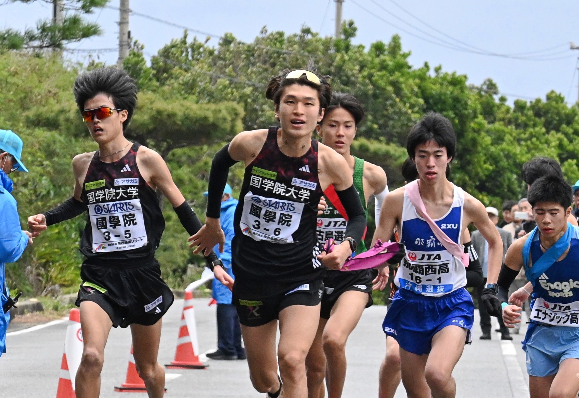 第5中継所でタスキを受け、走り出す国学院大の吉田蔵之介【写真：長嶺真輝】