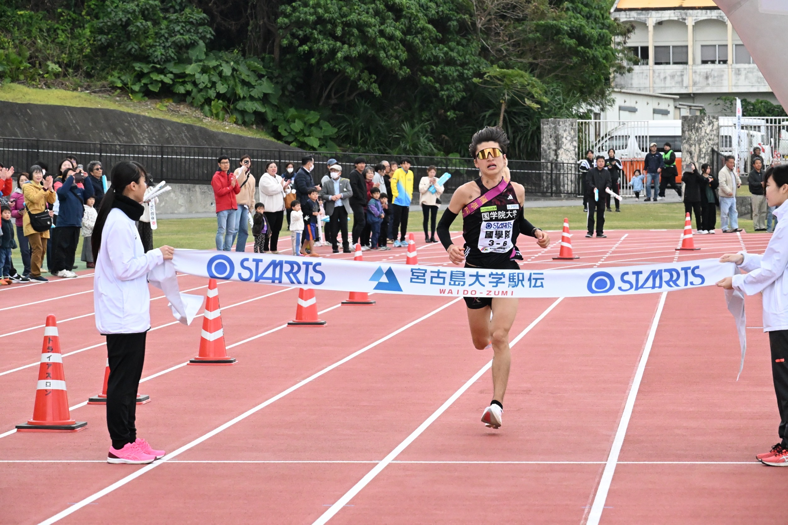 6区でアンカーを務め、ゴールする吉田蔵之介【写真：長嶺真輝】