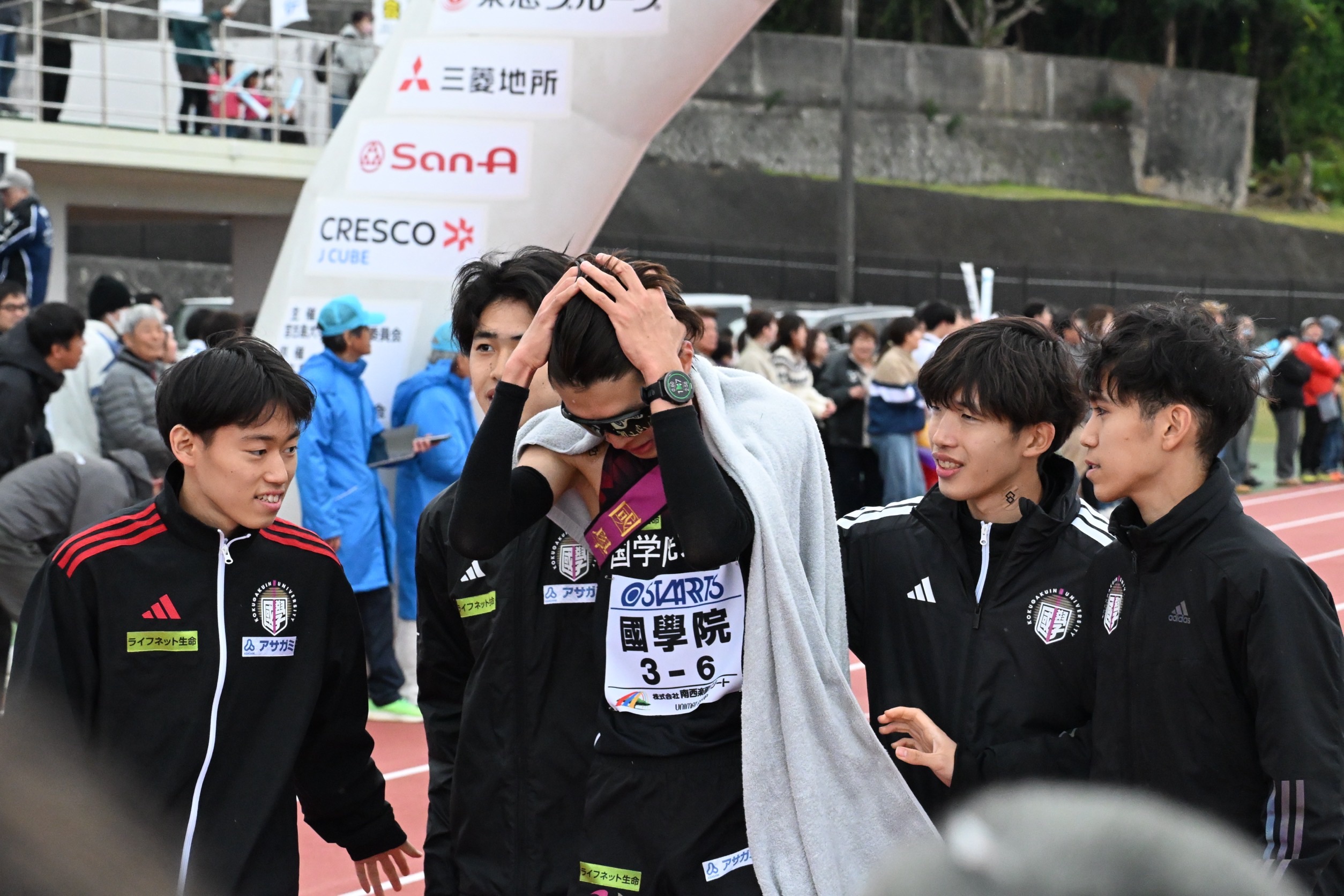 ゴールした直後、両手で頭を抱える吉田蔵之介【写真：長嶺真輝】