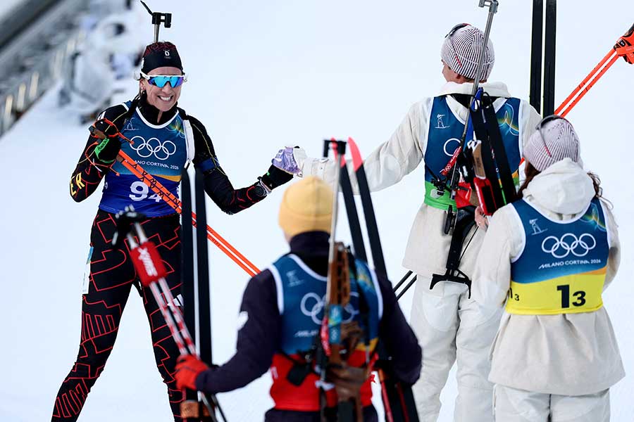 混合リレーで銅メダルを獲得したバイアスロンのドイツ代表チーム【写真：ロイター】