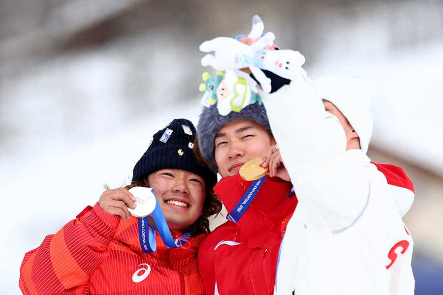 スノーボード男子スロープスタイルで金メダルを獲得した中国の蘇翊鳴(中央)【写真:ロイター】