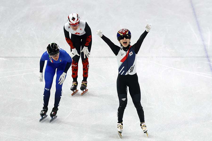 ショートトラック女子3000メートルリレーで金メダルを獲得し喜ぶ韓国のキム・ギルリ(右)【写真:ロイター】