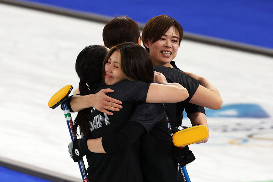 中国と対戦し勝利を収めたカーリング女子日本代表【写真：ロイター】