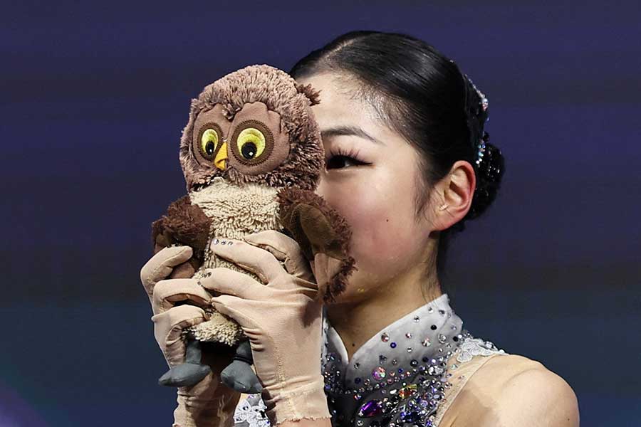 キスクラでぬいぐるみを掲げる張瑞陽【写真：ロイター】