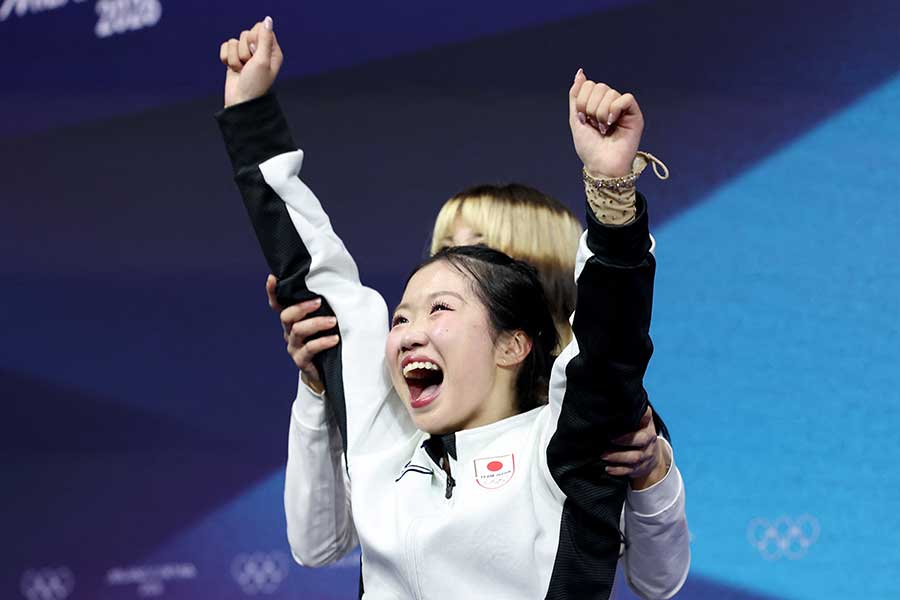 優勝のリウに祝福されながら、3位に両手をあげて歓喜する中井亜美【写真：ロイター】